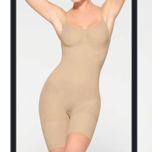 Skims Sculpting Bodysuit Mid-thigh w/ open gusset